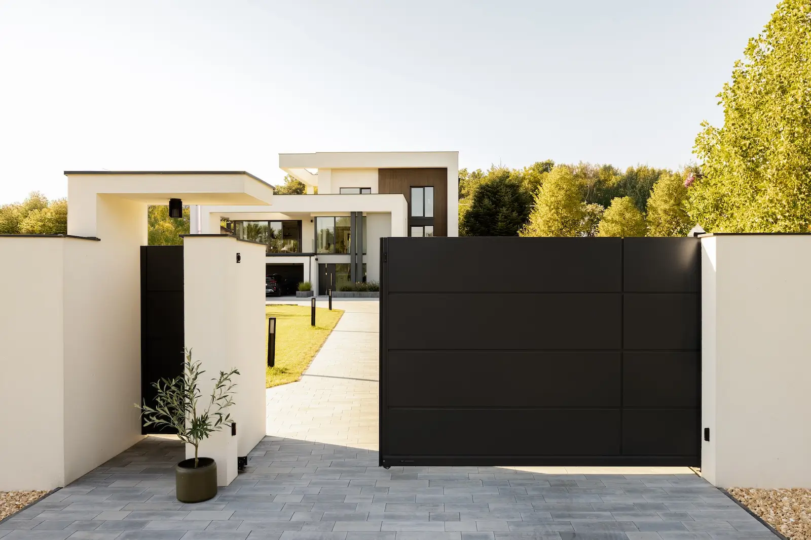 Villa moderna con cancello scorrevole, portone da garage e serramenti Effedi a Bergamo, Varese e in Lombardia.